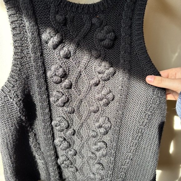 Black Knit Sleeveless Top - Picture 5 of 8